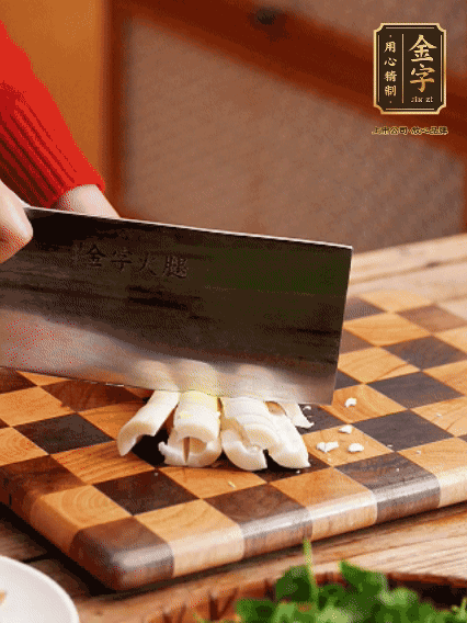 春筍剝?nèi)ネ鈿?，拍碎切成小條