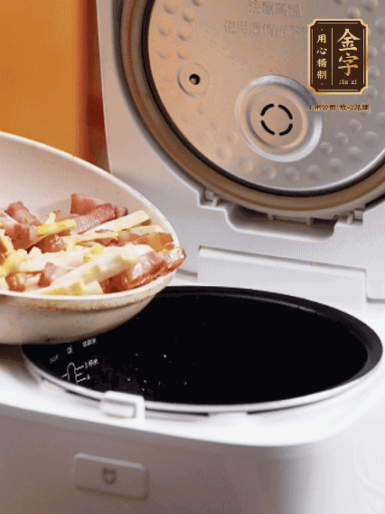 和洗凈的大米一起倒入電飯煲，攪拌均勻。水剛好沒過(guò)大米