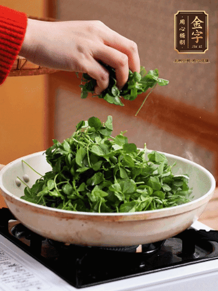 草頭摘洗干凈，撒上鹽，噴一點(diǎn)高粱酒，油熱后，旺火炒20秒