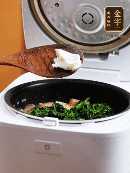 放入電飯鍋、加1勺豬油翻拌均勻