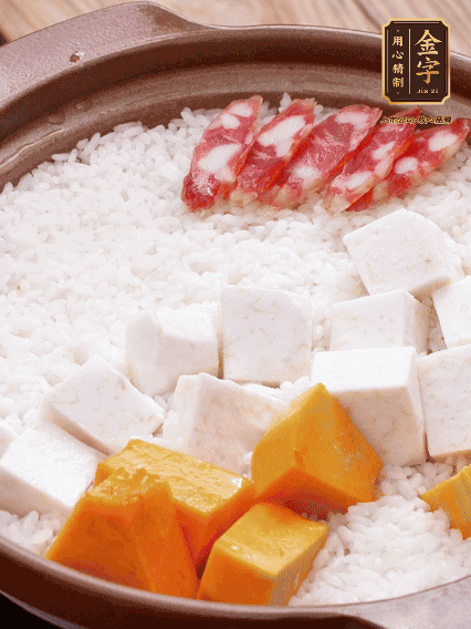 砂鍋涂油，放入泡好的大米。鋪上芋頭、南瓜，倒入開水剛好沒過，中火煮到水收干