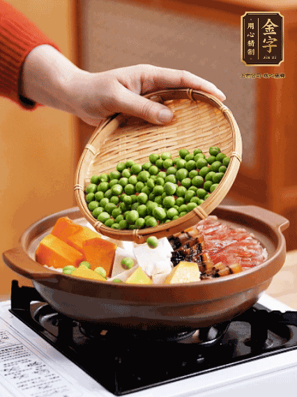 再鋪上臘腸、醬油肉、豌豆，小火煲6分鐘