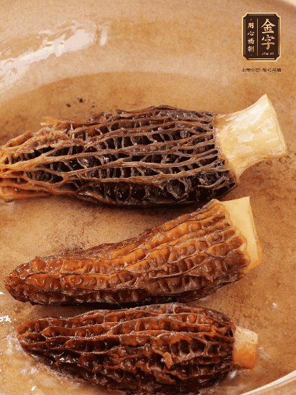 少許油，新鮮羊肚菌煎香