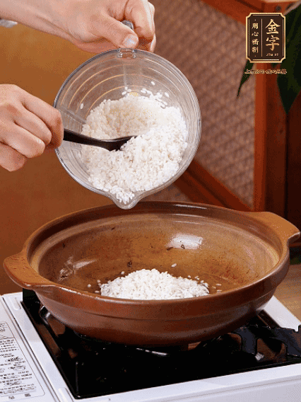 砂鍋中倒入煎羊肚菌的油，涂勻。加入提前浸泡過1小時的生米，再加入和生米齊平的水,,蓋蓋子，大火煮沸后轉(zhuǎn)小火煮至水分微干
