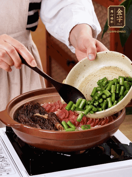 鋪上金字香腸、羊肚菌、蘆筍，蓋蓋子燜7分鐘