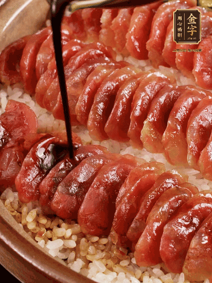 淋上醬汁攪拌均勻
調(diào)一個醬汁：生抽2匙、老抽半匙、蠔油半匙、白砂糖1/3匙、雞精1/3匙、香油5滴、水1匙