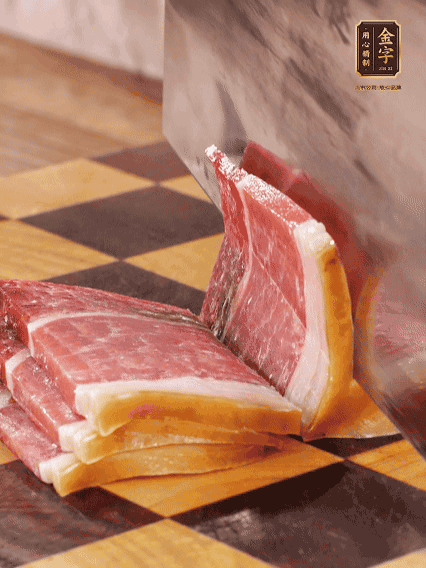 金字火腿切片，溫水浸泡5分鐘；肉皮泡發(fā)，切成小塊。