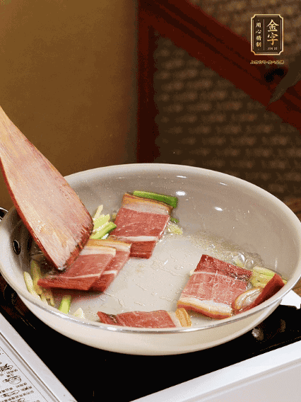 熱油下鍋，火腿、蔥姜蒜煸出香味備用